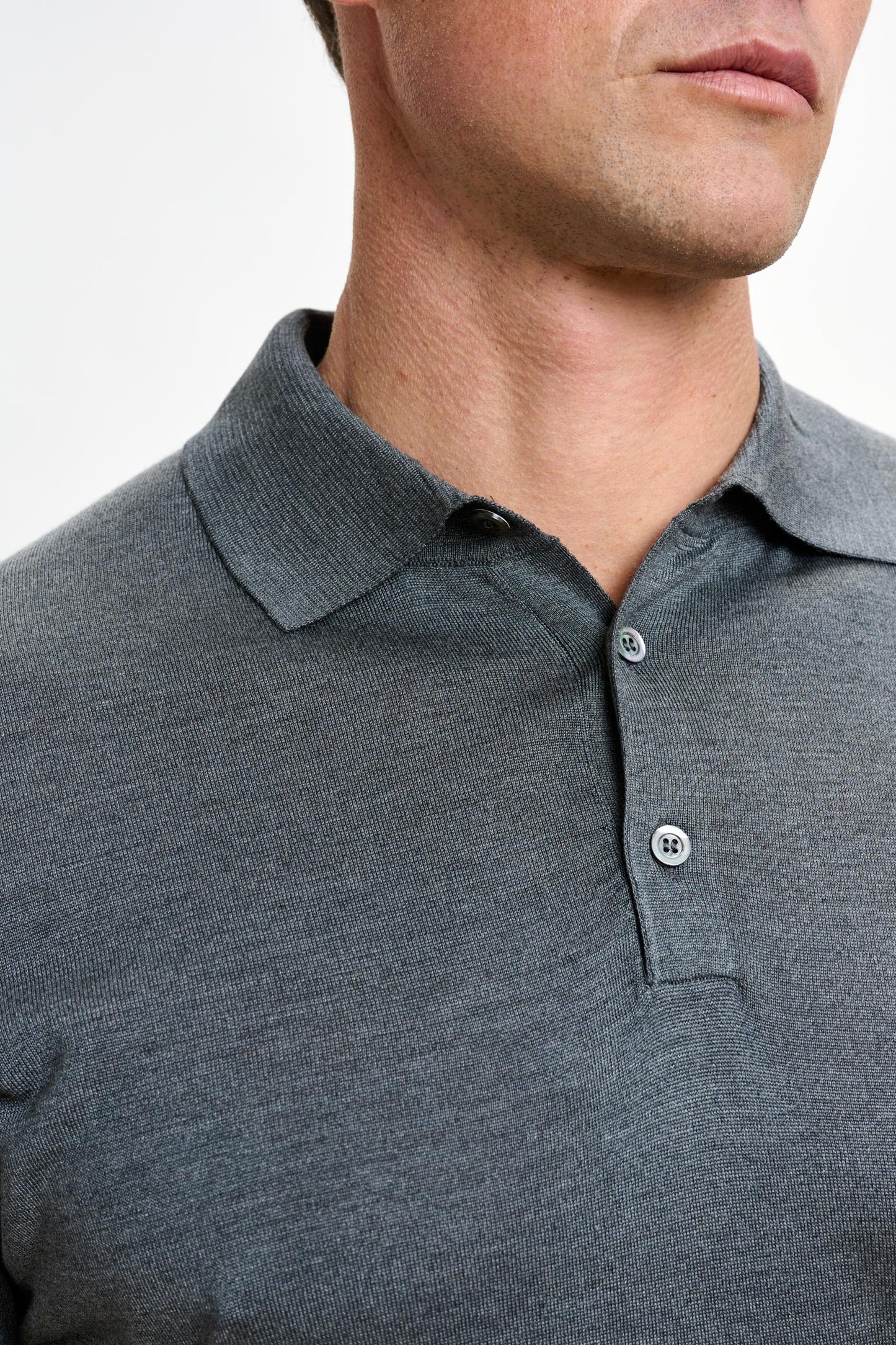 Polo Kendal en soie tricoté à manches courtes et 3 boutons, gris fumé