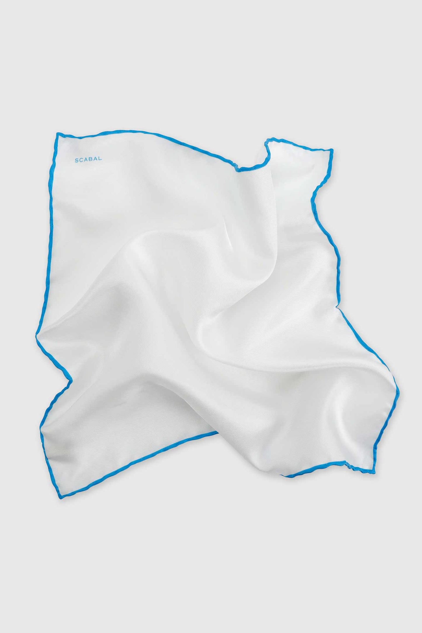 Handgefertigtes Einstecktuch aus 100 % Seide mit blauem Logo