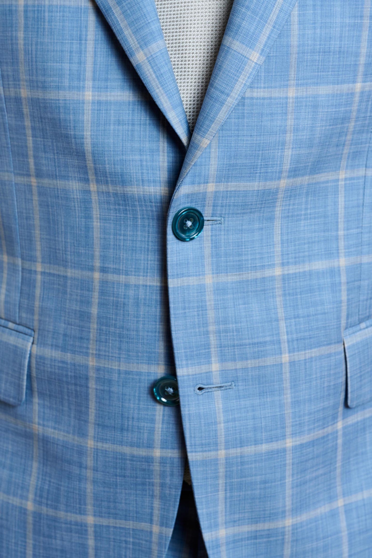 Soho-Anzug in elegantem Hellblau mit Karomuster