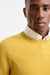 Gelber Kaschmir-Pullover mit Rundhalsausschnitt