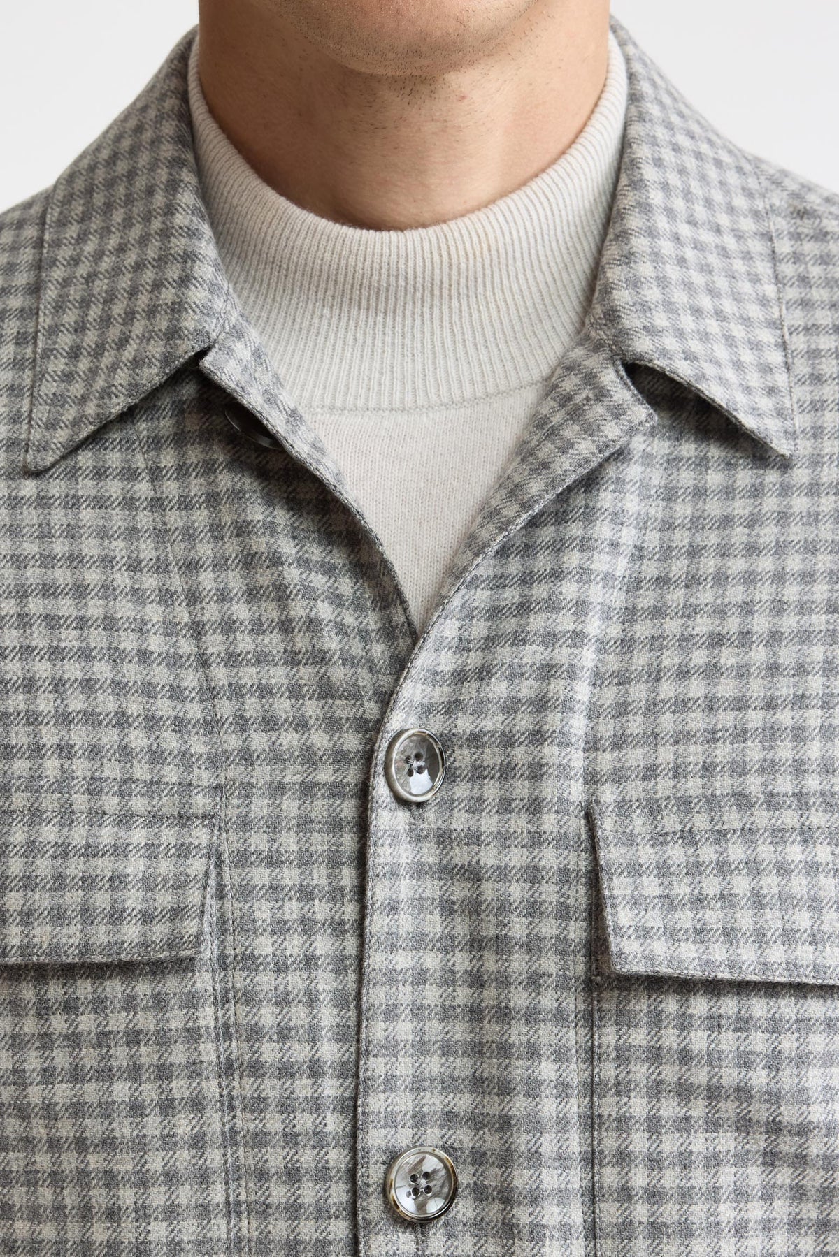 Sobrecamisa «Plymouth» de lana y cachemira con estampado de cuadros claros en gris, de Mistral