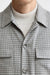 Sobrecamisa «Plymouth» de lana y cachemira con estampado de cuadros claros en gris, de Mistral