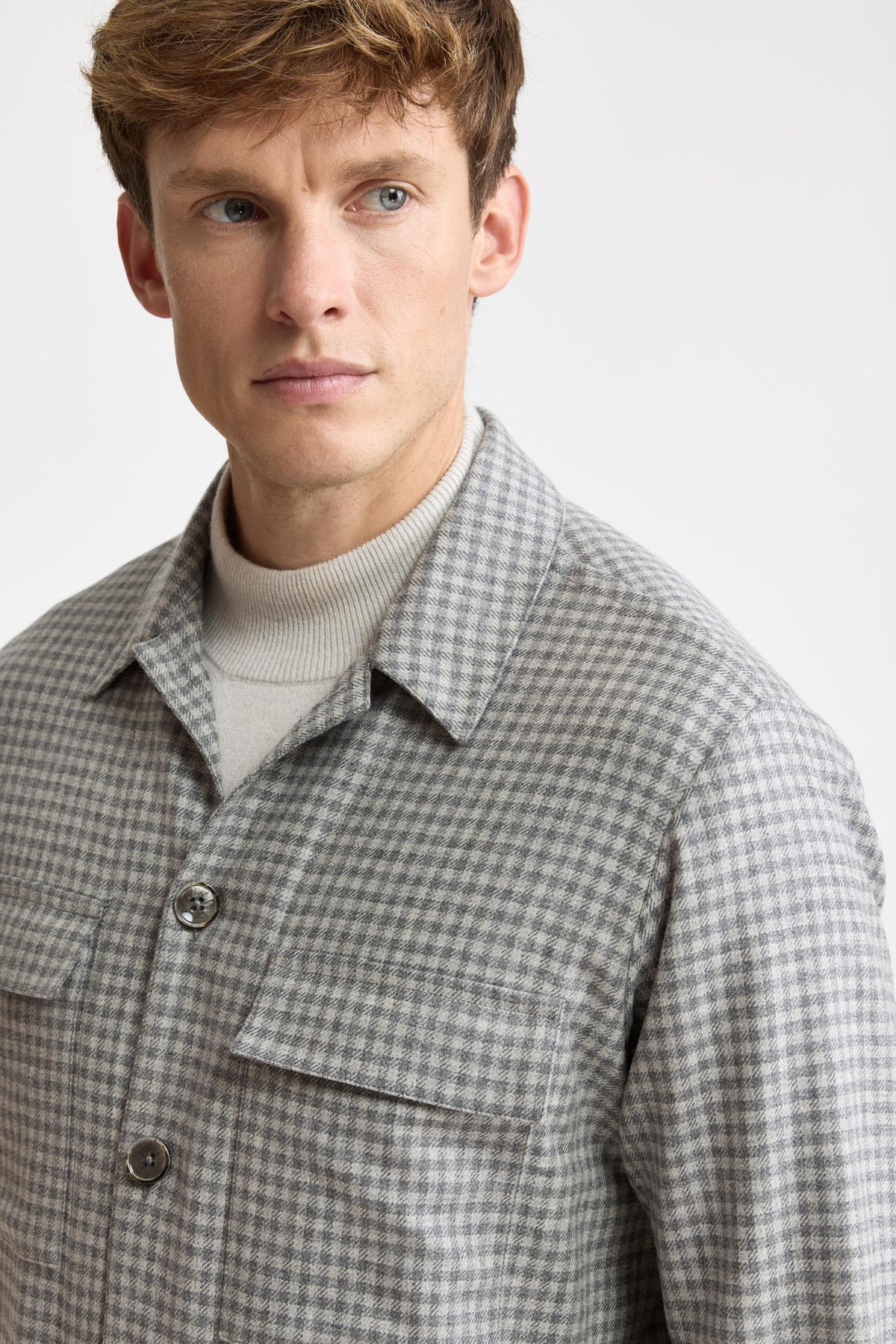 Sobrecamisa «Plymouth» de lana y cachemira con estampado de cuadros claros en gris, de Mistral