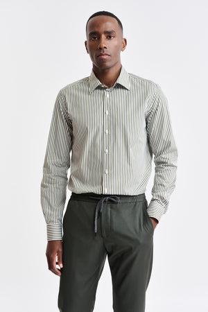 Einfaches weißes Hemd aus Baumwolltwill