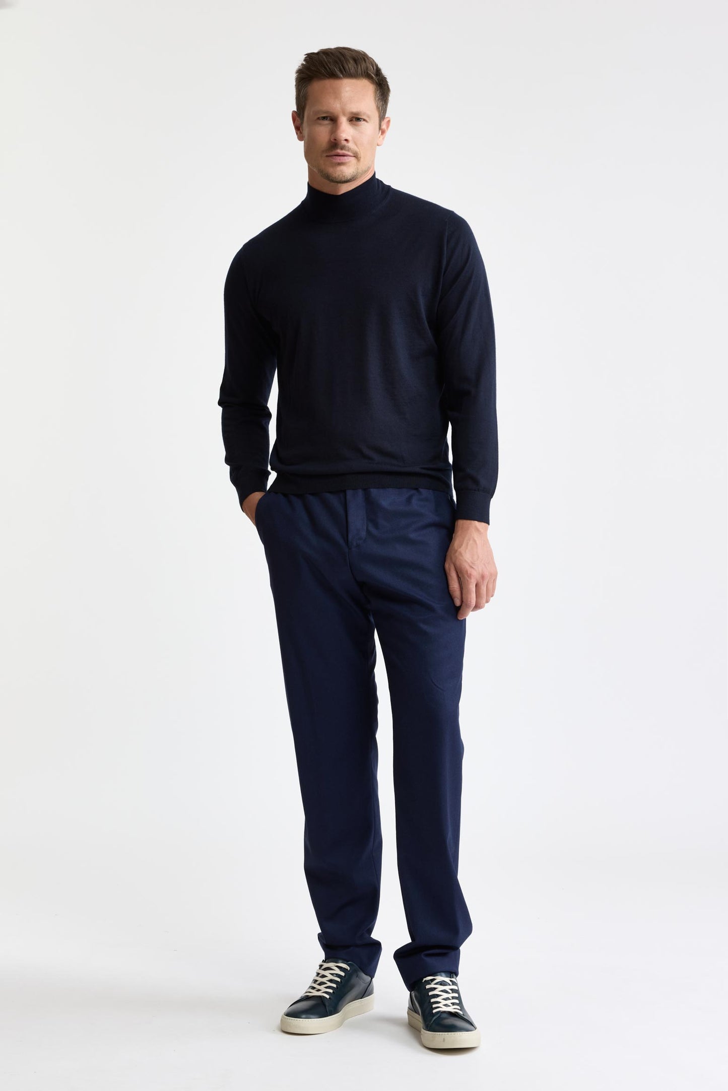 Marineblauer Ramsey-Pullover mit hohem Rundhalsausschnitt aus Kaschmir und Seide